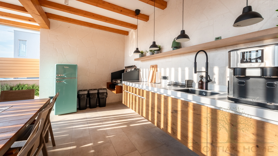 Wohnung mit beheiztem Pool und &uuml;berdachter Sommerk&uuml;che&comma; 200 m2 Garten und Meerblick&excl;