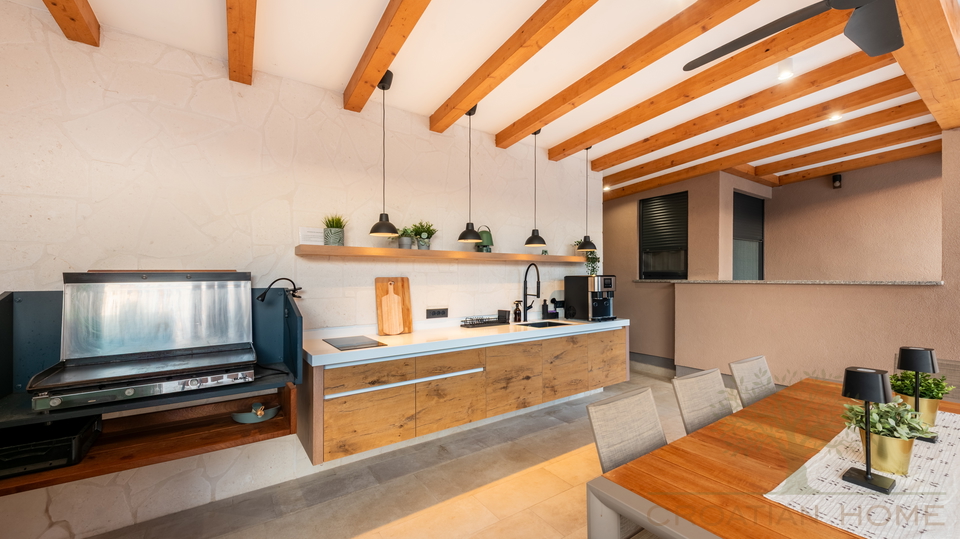 Wohnung mit beheiztem Pool und &uuml;berdachter Sommerk&uuml;che&comma; 200 m2 Garten und Meerblick&excl;