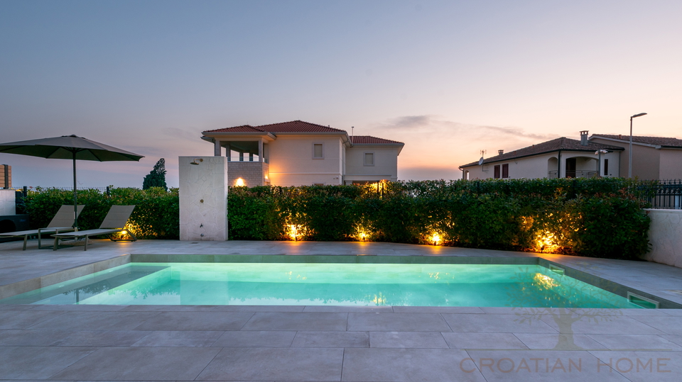 Wohnung mit beheiztem Pool und &uuml;berdachter Sommerk&uuml;che&comma; 200 m2 Garten und Meerblick&excl;