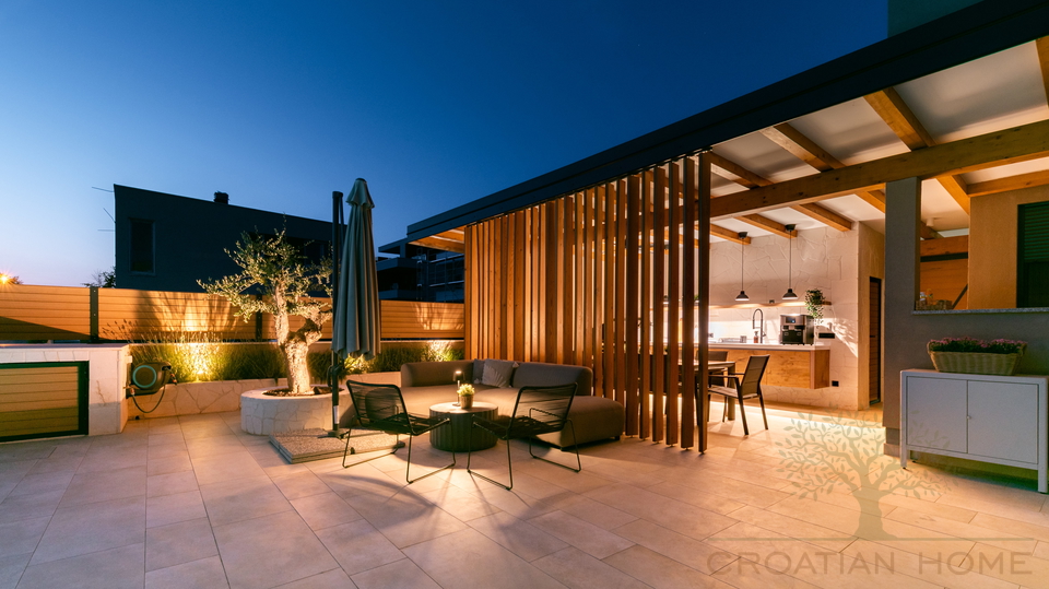 Wohnung mit beheiztem Pool und &uuml;berdachter Sommerk&uuml;che&comma; 200 m2 Garten und Meerblick&excl;