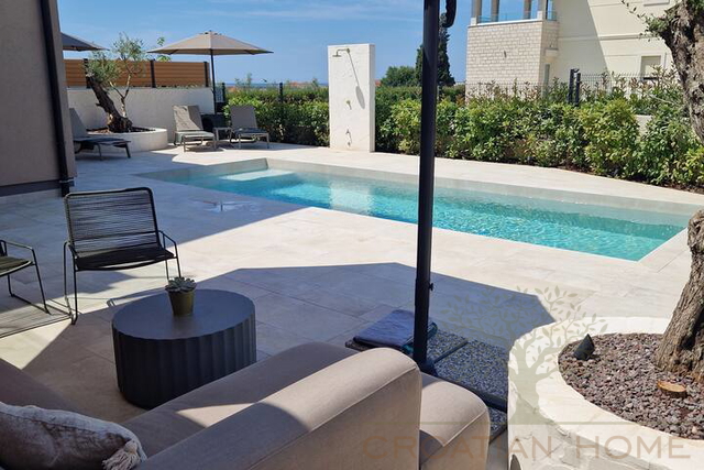 Wohnung mit beheiztem Pool und überdachter Sommerküche, 200 m2 Garten und Meerblick!