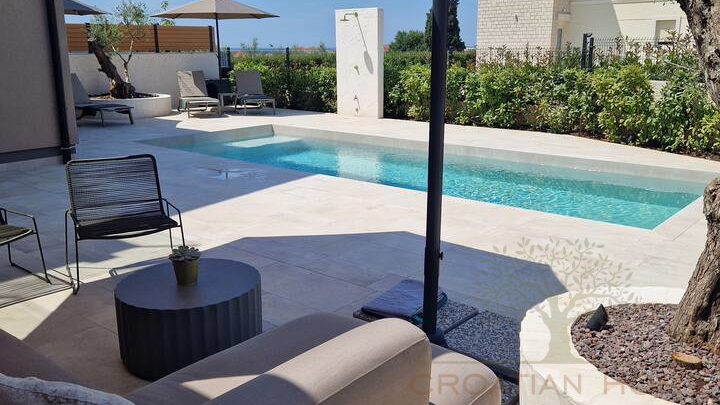 Wohnung mit beheiztem Pool und &uuml;berdachter Sommerk&uuml;che&comma; 200 m2 Garten und Meerblick&excl;