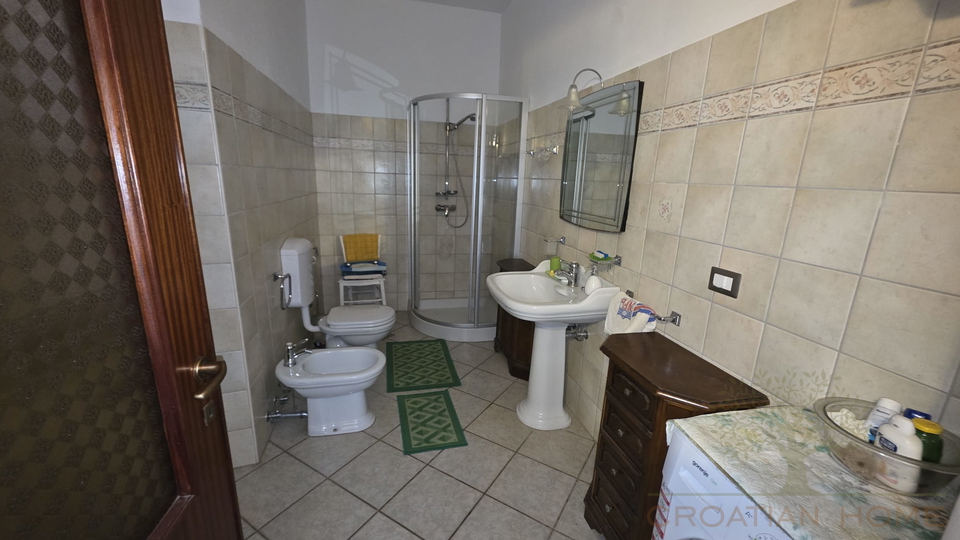 House&comma; 250 m2&comma; For Sale&comma; Pore&ccaron;