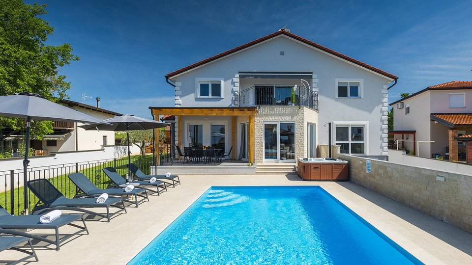 House&comma; 420 m2&comma; For Sale&comma; Pore&ccaron;
