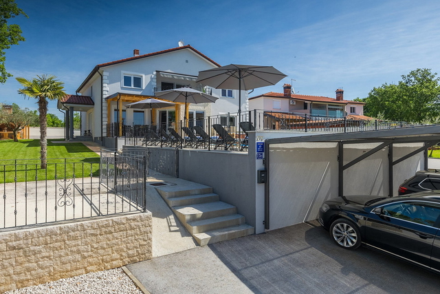 House, 420 m2, For Sale, Poreč