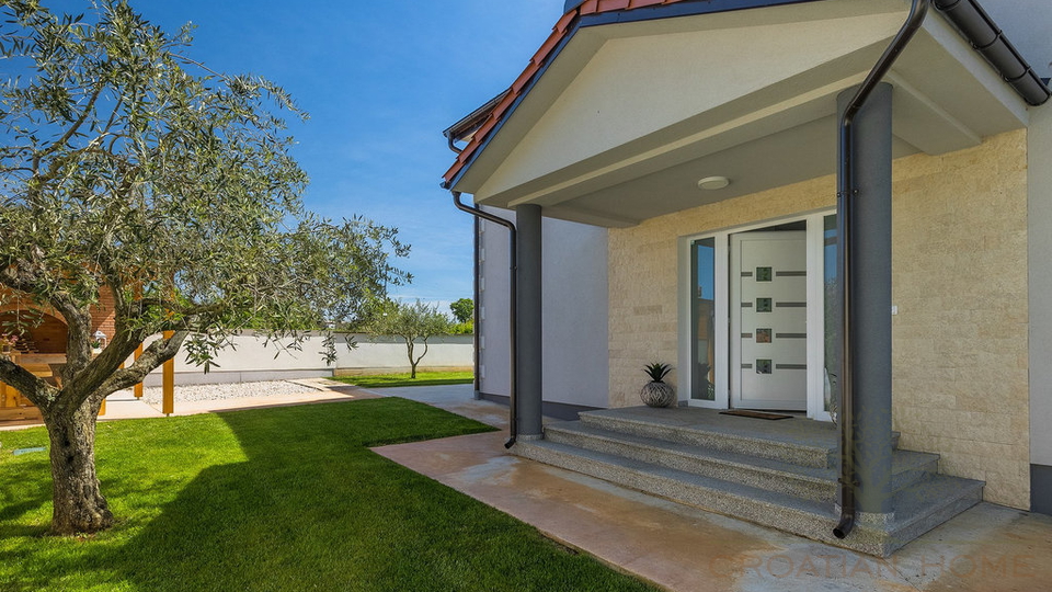 House&comma; 420 m2&comma; For Sale&comma; Pore&ccaron;