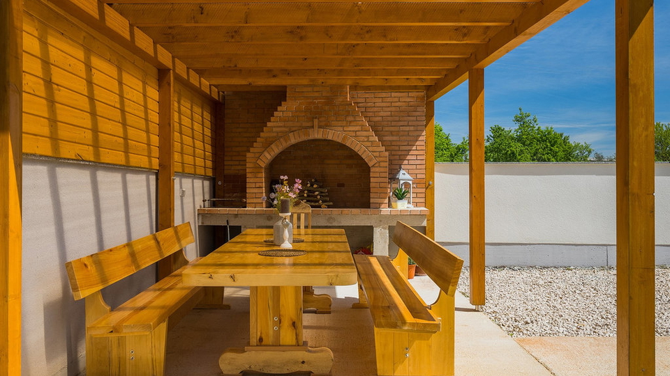 House&comma; 420 m2&comma; For Sale&comma; Pore&ccaron;