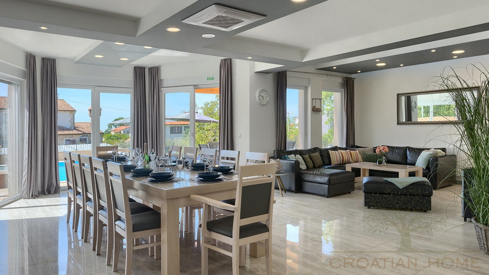 House&comma; 420 m2&comma; For Sale&comma; Pore&ccaron;