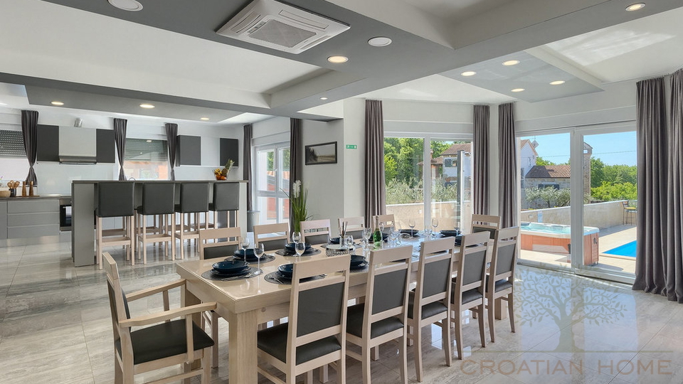 House&comma; 420 m2&comma; For Sale&comma; Pore&ccaron;