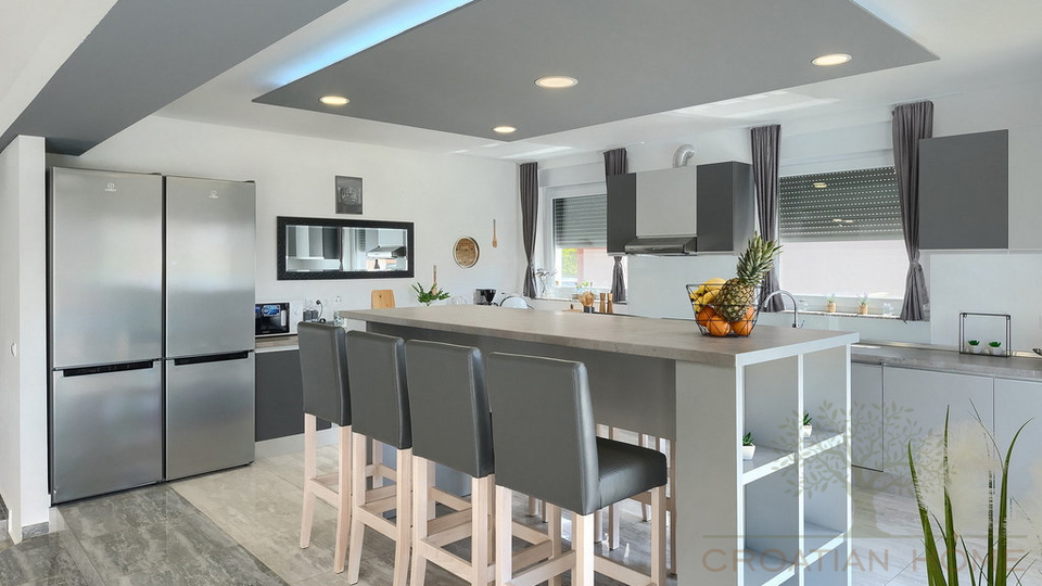 House&comma; 420 m2&comma; For Sale&comma; Pore&ccaron;