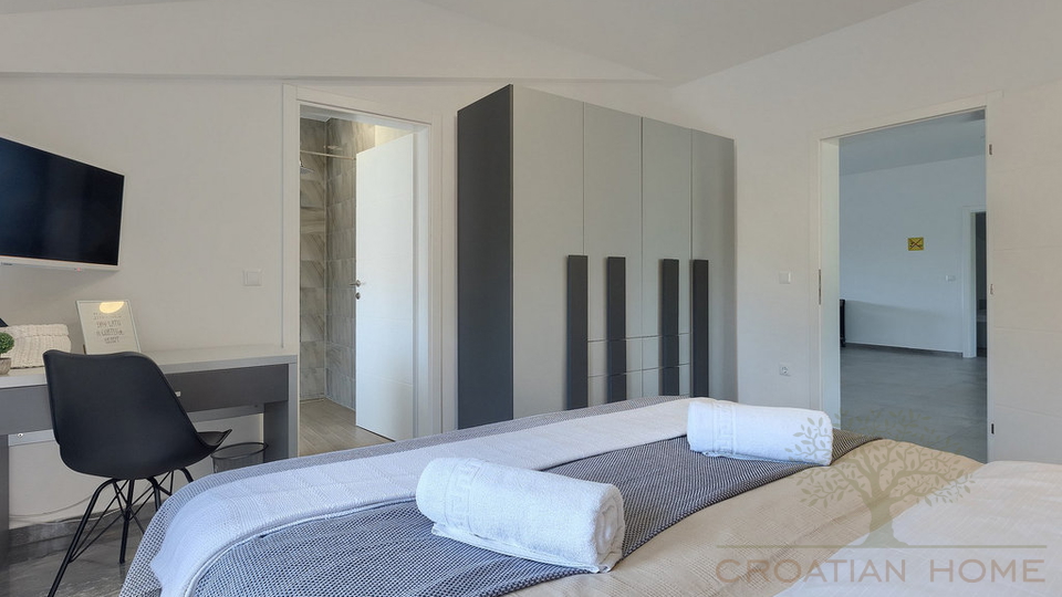House&comma; 420 m2&comma; For Sale&comma; Pore&ccaron;