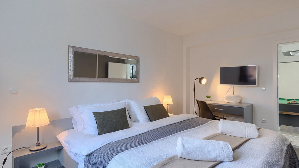 House&comma; 420 m2&comma; For Sale&comma; Pore&ccaron;