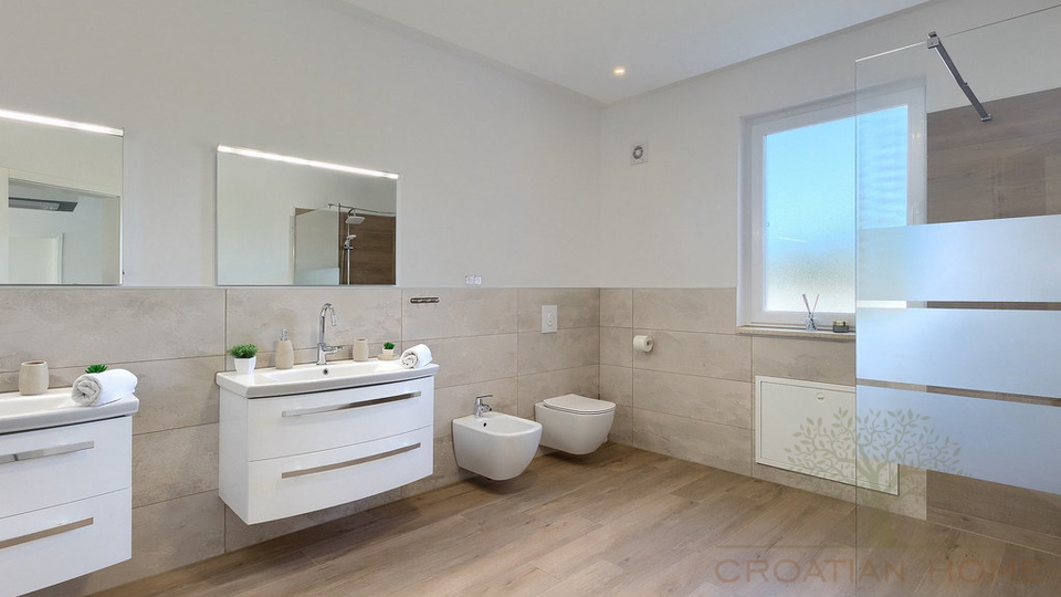 House&comma; 420 m2&comma; For Sale&comma; Pore&ccaron;
