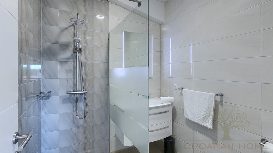 House&comma; 420 m2&comma; For Sale&comma; Pore&ccaron;