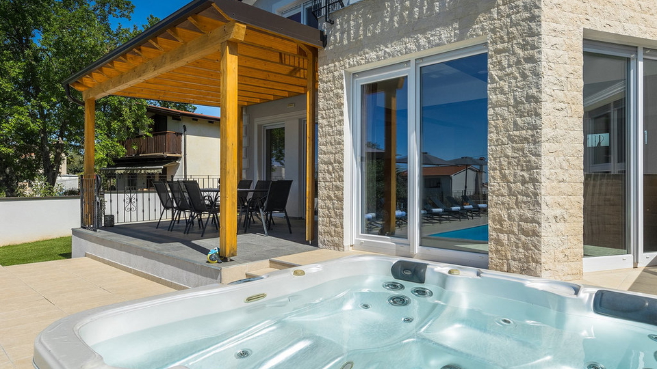 House&comma; 420 m2&comma; For Sale&comma; Pore&ccaron;