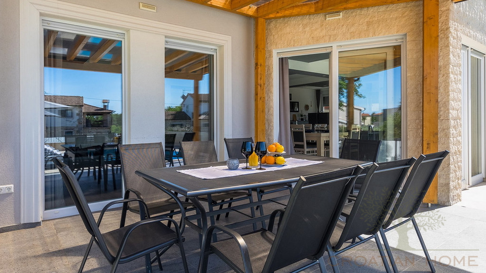 House&comma; 420 m2&comma; For Sale&comma; Pore&ccaron;
