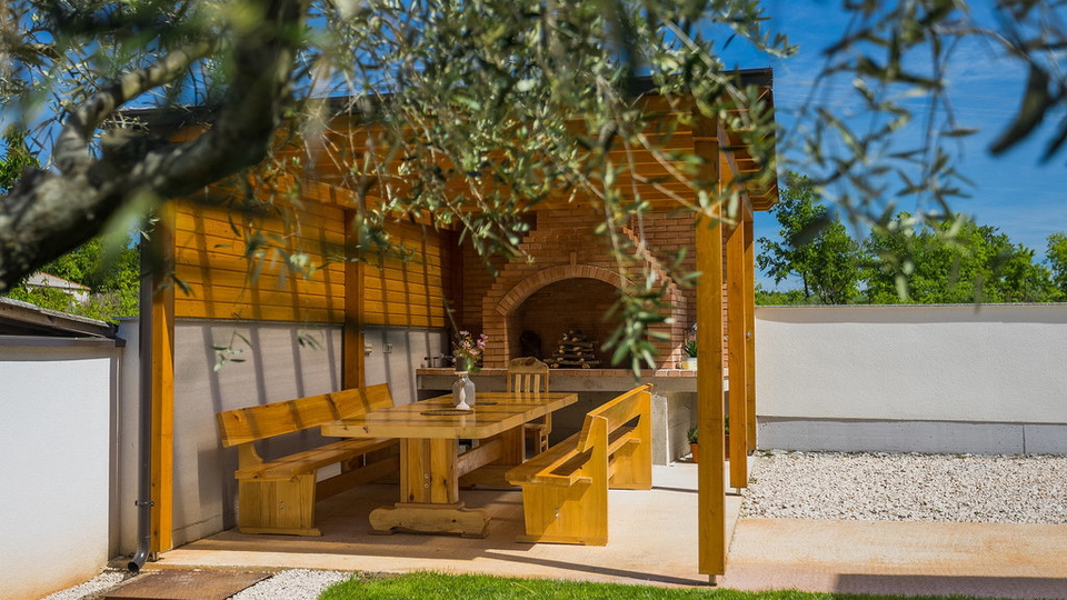 House&comma; 420 m2&comma; For Sale&comma; Pore&ccaron;