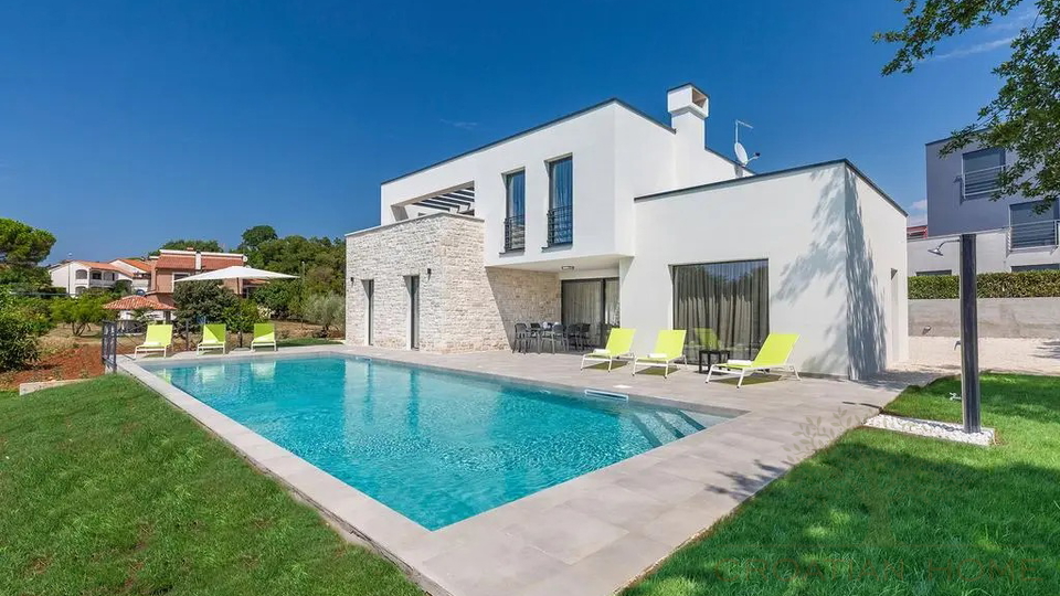 Villa in Porec und nur 1&period;5 km vom Strand mit Garage auf 1200 m2 Bauland - Ortsrand