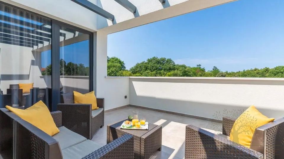 Villa in Porec und nur 1&period;5 km vom Strand mit Garage auf 1200 m2 Bauland - Ortsrand