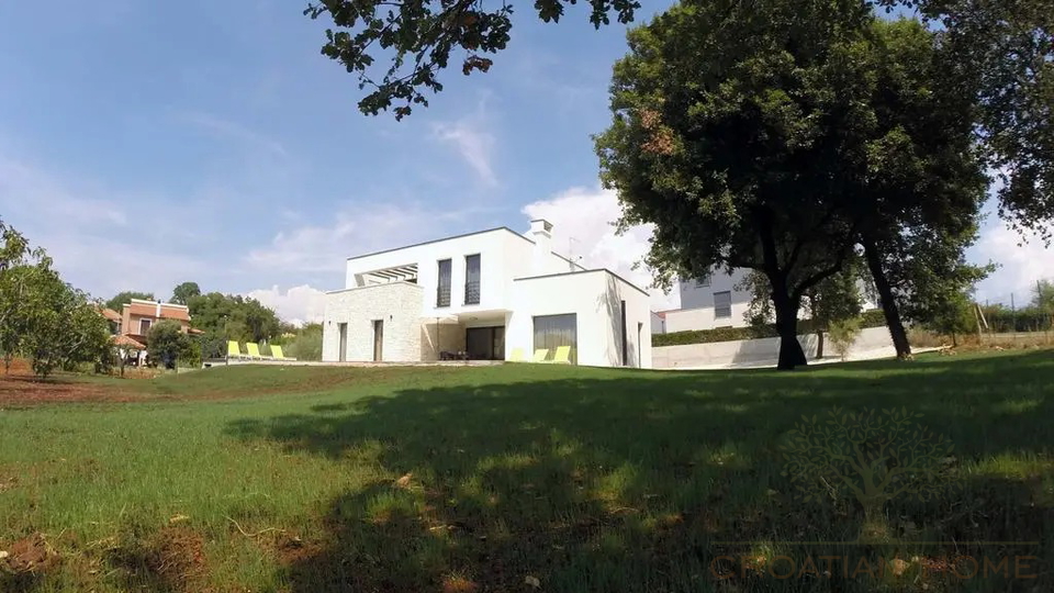 Villa in Porec und nur 1&period;5 km vom Strand mit Garage auf 1200 m2 Bauland - Ortsrand