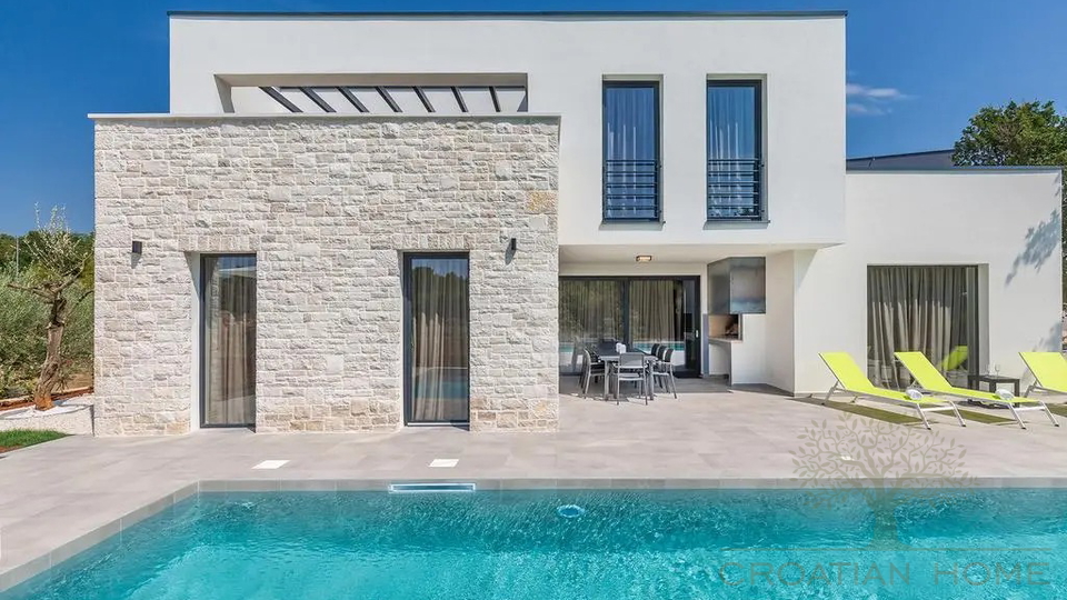 Villa in Porec und nur 1&period;5 km vom Strand mit Garage auf 1200 m2 Bauland - Ortsrand