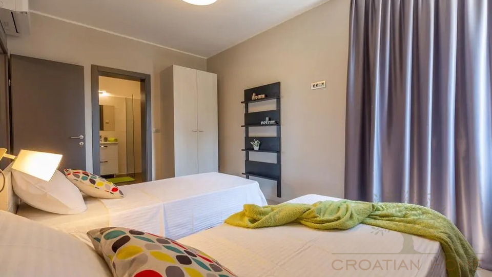 Villa in Porec und nur 1&period;5 km vom Strand mit Garage auf 1200 m2 Bauland - Ortsrand