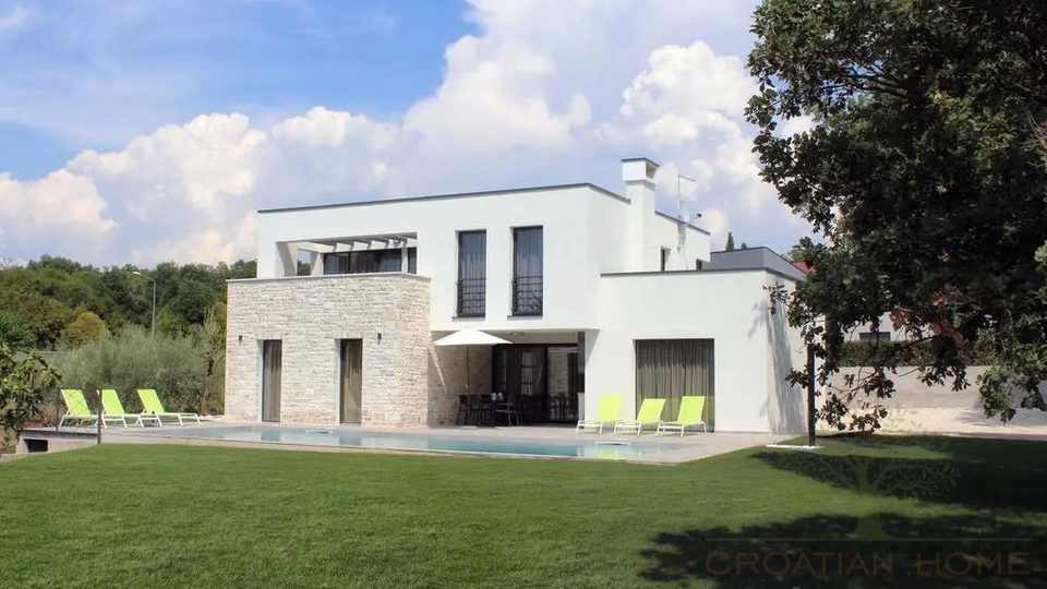 Villa in Porec und nur 1&period;5 km vom Strand mit Garage auf 1200 m2 Bauland - Ortsrand