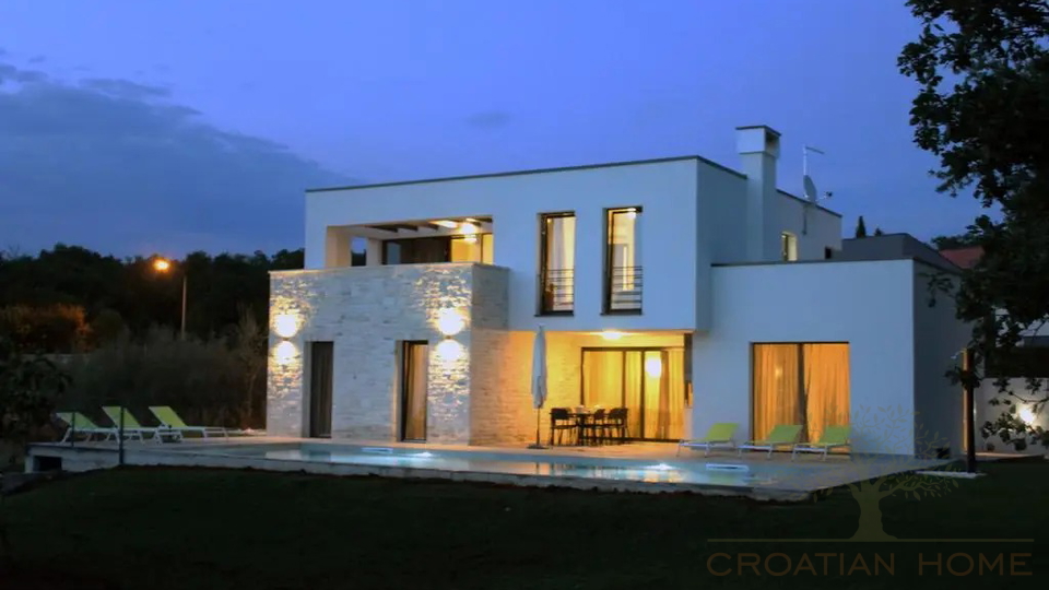 Villa in Porec und nur 1&period;5 km vom Strand mit Garage auf 1200 m2 Bauland - Ortsrand