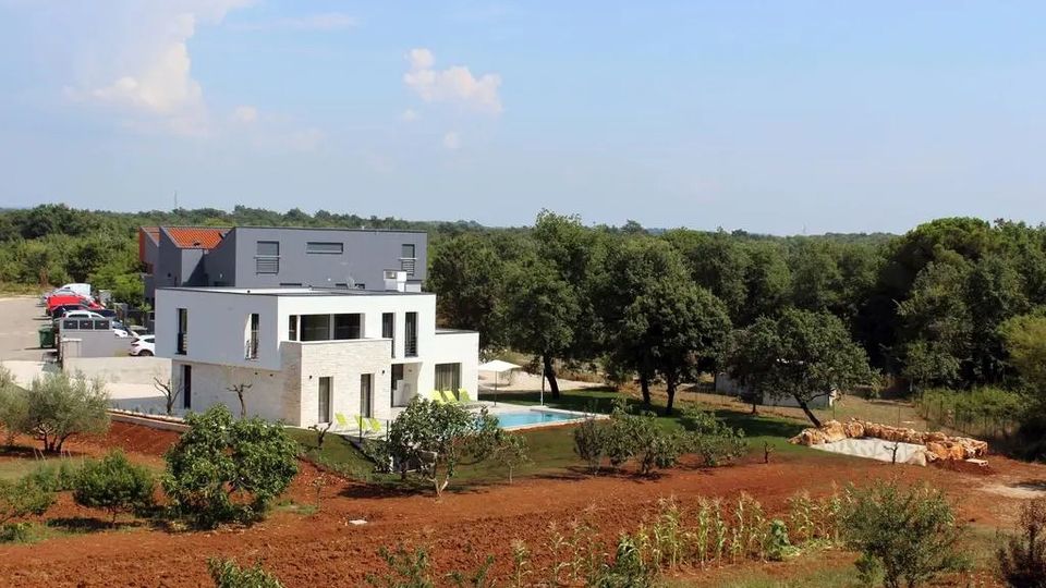 Villa in Porec und nur 1&period;5 km vom Strand mit Garage auf 1200 m2 Bauland - Ortsrand