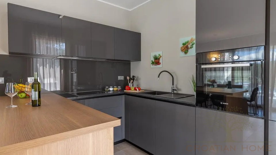 Villa in Porec und nur 1&period;5 km vom Strand mit Garage auf 1200 m2 Bauland - Ortsrand