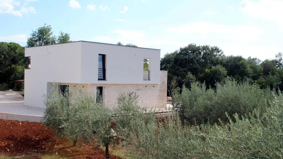 Villa in Porec und nur 1&period;5 km vom Strand mit Garage auf 1200 m2 Bauland - Ortsrand