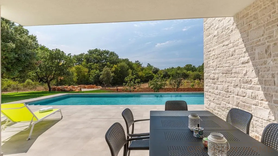 Villa in Porec und nur 1&period;5 km vom Strand mit Garage auf 1200 m2 Bauland - Ortsrand