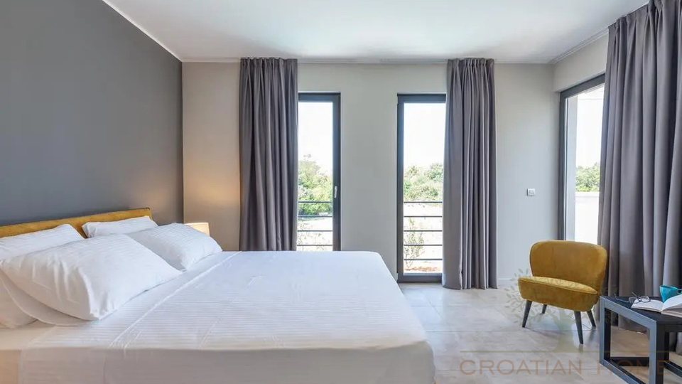 Villa in Porec und nur 1&period;5 km vom Strand mit Garage auf 1200 m2 Bauland - Ortsrand