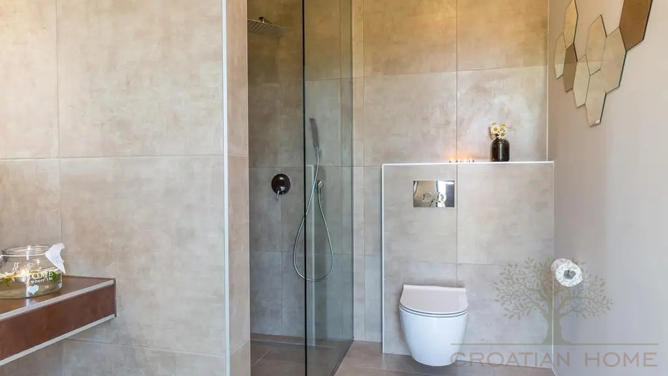 Villa in Porec und nur 1&period;5 km vom Strand mit Garage auf 1200 m2 Bauland - Ortsrand