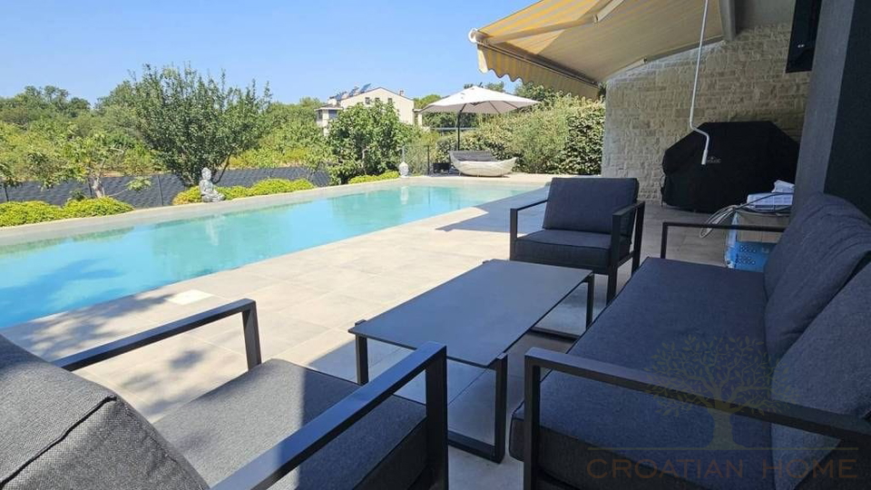Villa in Porec und nur 1&period;5 km vom Strand mit Garage auf 1200 m2 Bauland - Ortsrand