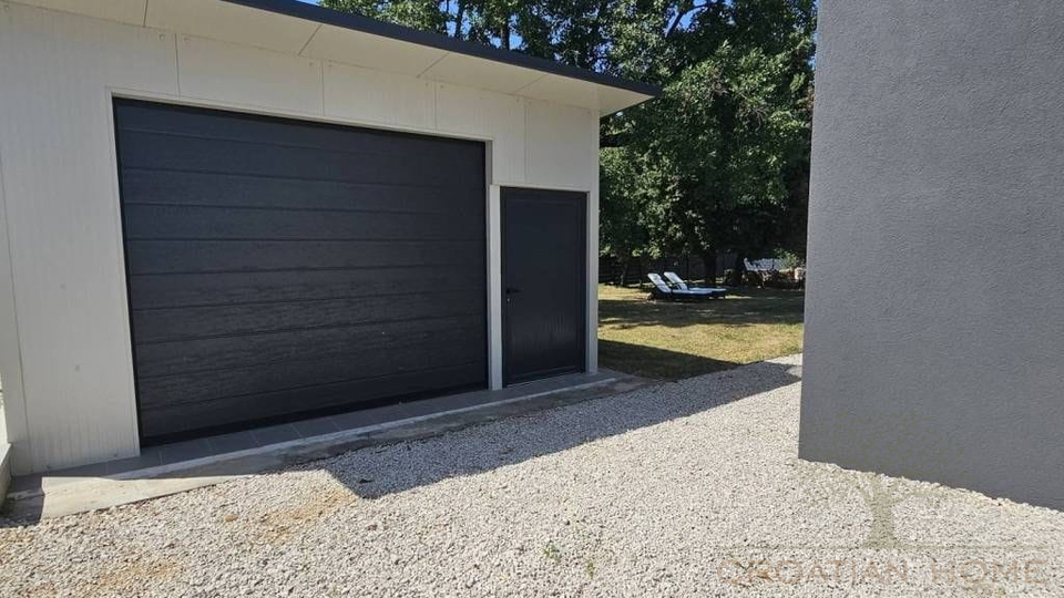 Villa in Porec und nur 1&period;5 km vom Strand mit Garage auf 1200 m2 Bauland - Ortsrand