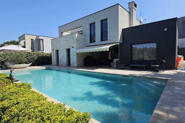 Villa in Porec und nur 1.5 km vom Strand mit Garage auf 1200 m2 Bauland - Ortsrand