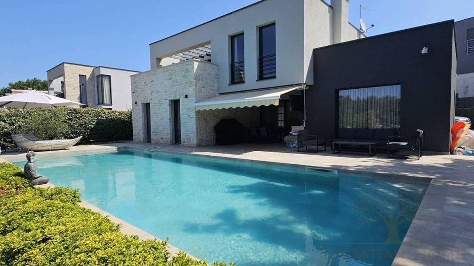 Villa in Porec und nur 1&period;5 km vom Strand mit Garage auf 1200 m2 Bauland - Ortsrand