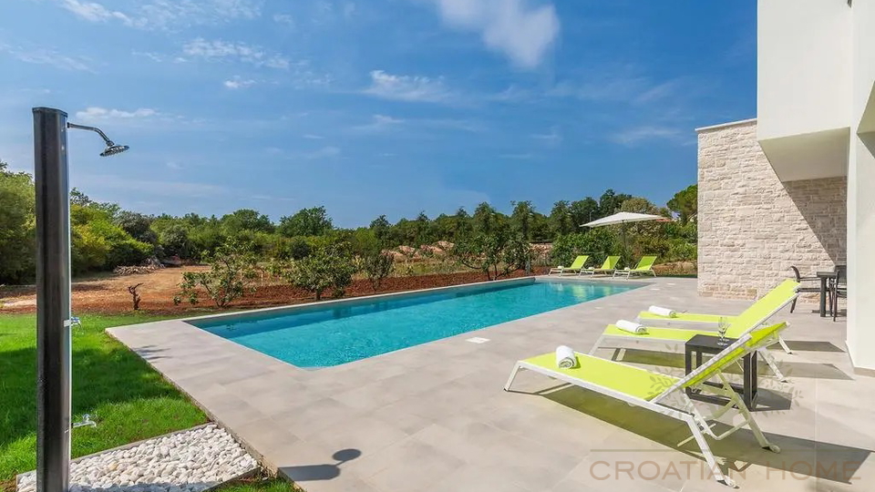 Villa in Porec und nur 1&period;5 km vom Strand mit Garage auf 1200 m2 Bauland - Ortsrand