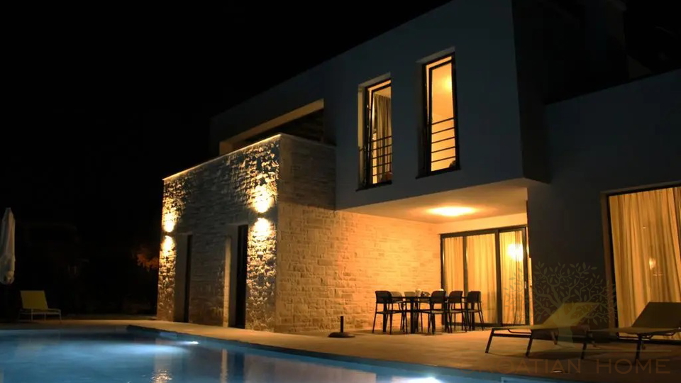 Villa in Porec und nur 1&period;5 km vom Strand mit Garage auf 1200 m2 Bauland - Ortsrand