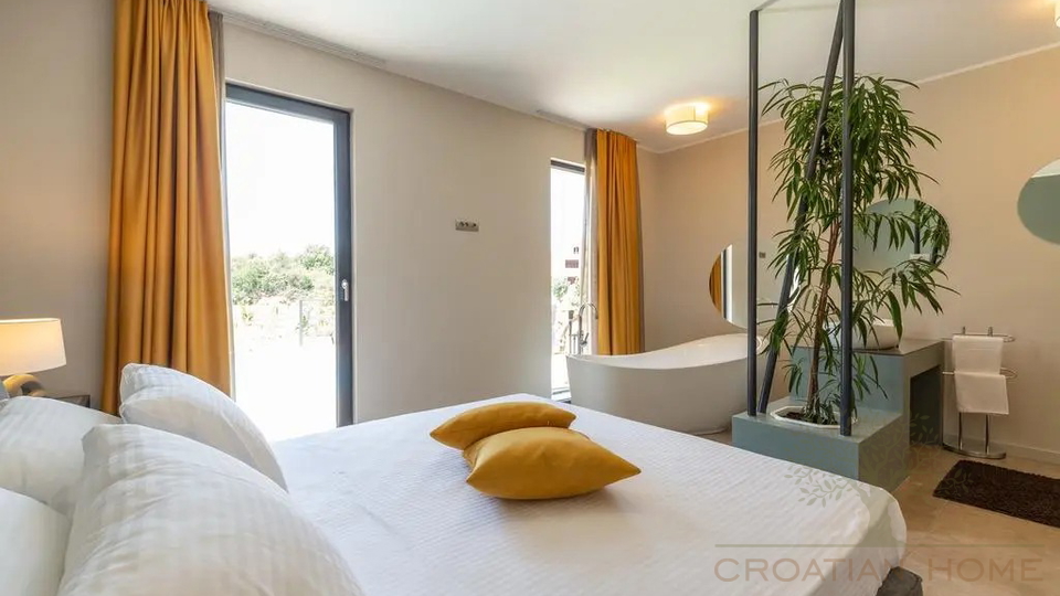 Villa in Porec und nur 1&period;5 km vom Strand mit Garage auf 1200 m2 Bauland - Ortsrand