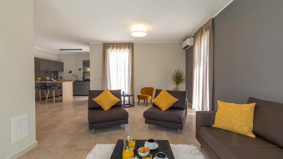 Villa in Porec und nur 1&period;5 km vom Strand mit Garage auf 1200 m2 Bauland - Ortsrand