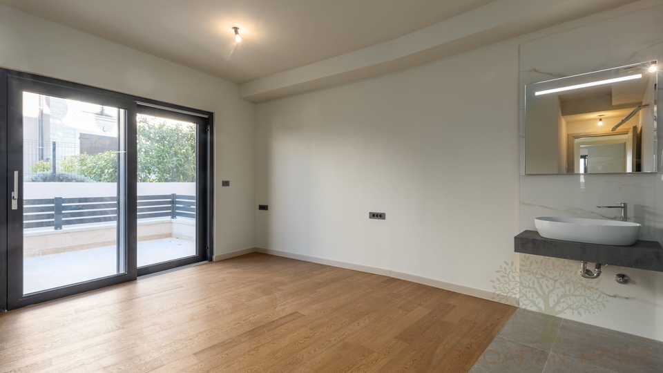 ERDGESCHOSS WOHNUNG MIT 100 M2 GARTEN UND MEERBLICK VOM GARTEN MIT KELLER IN POREC&comma; ISTRIEN UND KROATIEN