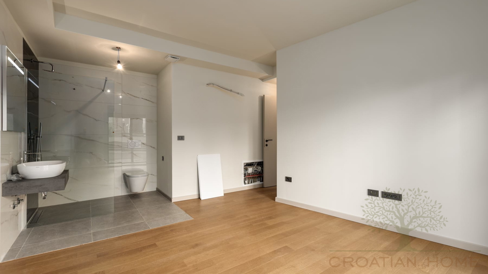 ERDGESCHOSS WOHNUNG MIT 100 M2 GARTEN UND MEERBLICK VOM GARTEN MIT KELLER IN POREC&comma; ISTRIEN UND KROATIEN