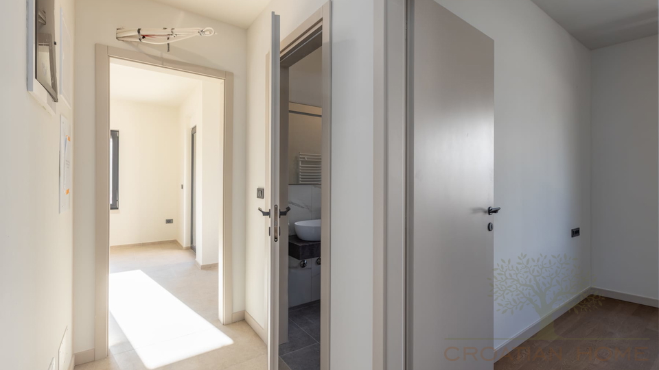 ERDGESCHOSS WOHNUNG MIT 100 M2 GARTEN UND MEERBLICK VOM GARTEN MIT KELLER IN POREC&comma; ISTRIEN UND KROATIEN