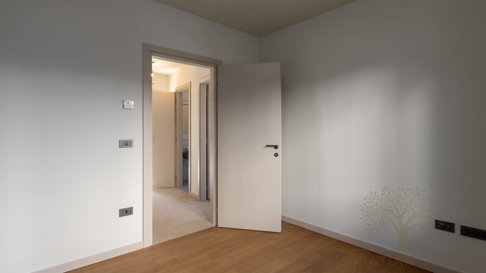 ERDGESCHOSS WOHNUNG MIT 100 M2 GARTEN UND MEERBLICK VOM GARTEN MIT KELLER IN POREC&comma; ISTRIEN UND KROATIEN