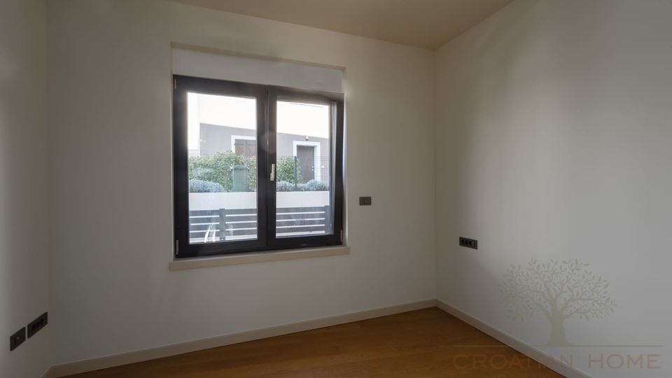 ERDGESCHOSS WOHNUNG MIT 100 M2 GARTEN UND MEERBLICK VOM GARTEN MIT KELLER IN POREC&comma; ISTRIEN UND KROATIEN