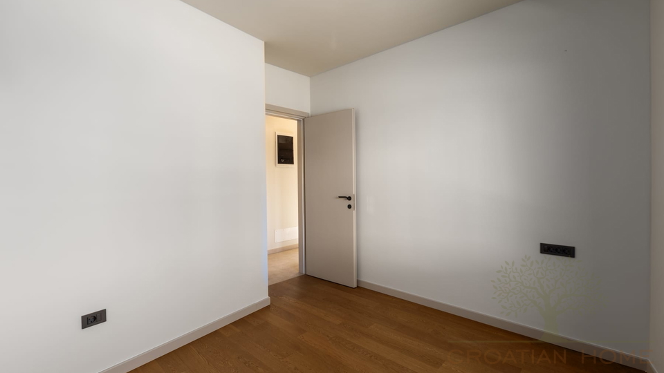 ERDGESCHOSS WOHNUNG MIT 100 M2 GARTEN UND MEERBLICK VOM GARTEN MIT KELLER IN POREC&comma; ISTRIEN UND KROATIEN