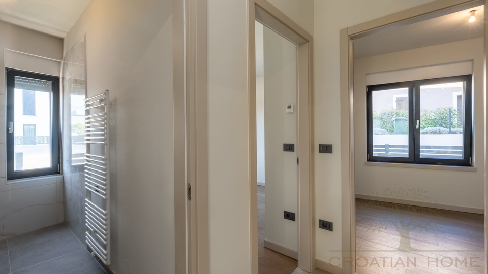 ERDGESCHOSS WOHNUNG MIT 100 M2 GARTEN UND MEERBLICK VOM GARTEN MIT KELLER IN POREC&comma; ISTRIEN UND KROATIEN