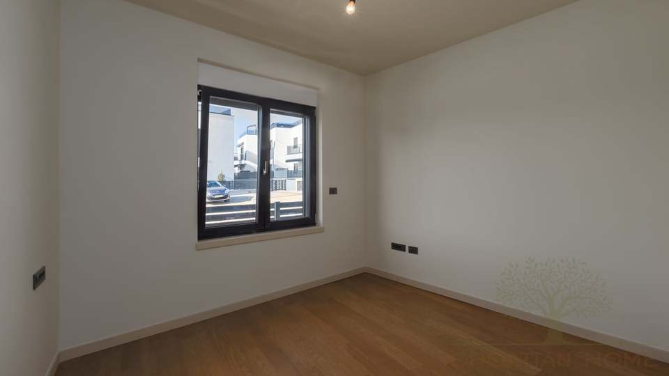 ERDGESCHOSS WOHNUNG MIT 100 M2 GARTEN UND MEERBLICK VOM GARTEN MIT KELLER IN POREC&comma; ISTRIEN UND KROATIEN